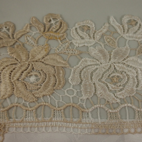 NEW Cream Beige Rose Lace Table or Dresser Runner - Picture 2 of 4